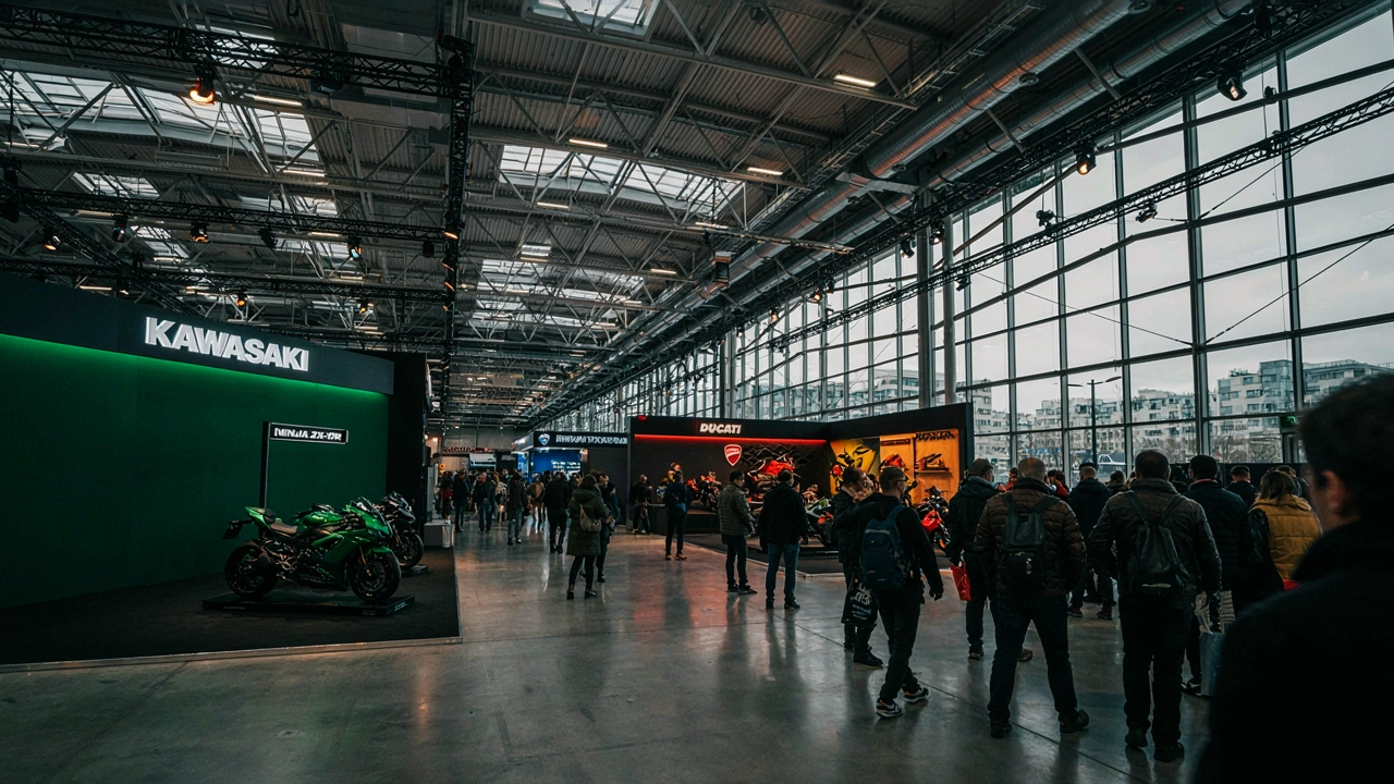 Visiteurs déambulant entre les stands de motos dans un pavillon d'exposition
