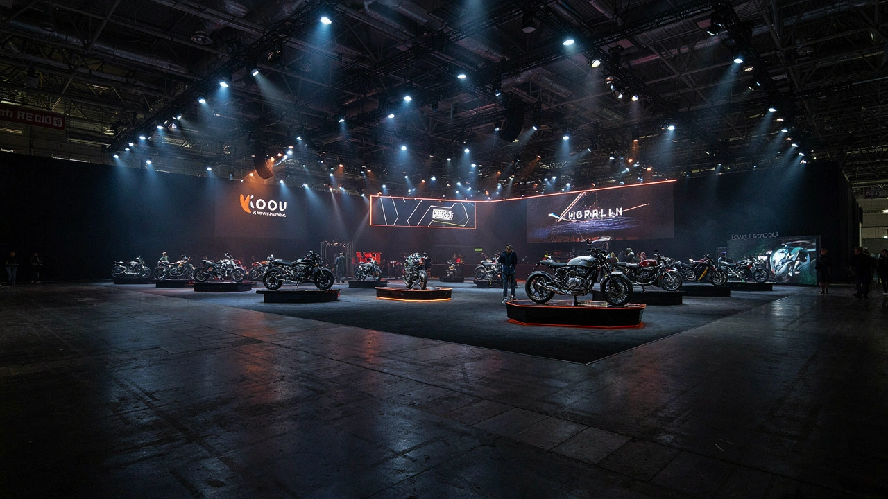 Hall de l'exposition Eurasia Moto avec des motos de sport éclairées sur podium