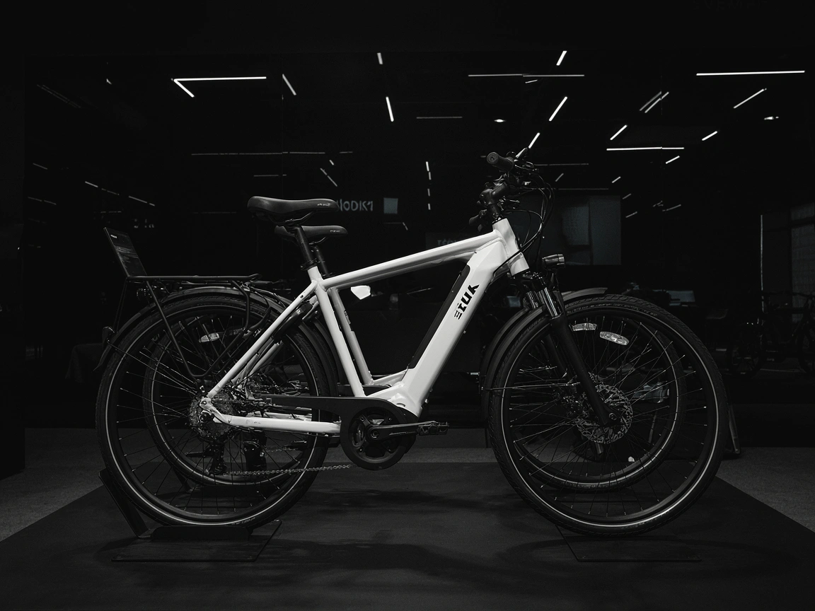 Vélos électriques présentés sur un stand